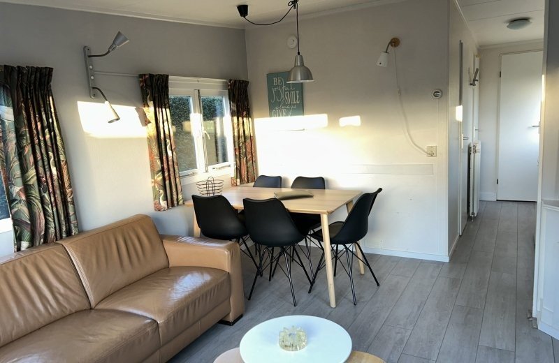 Haantjes Vakantiepark Budget bungalow Paal 5 eetkamer