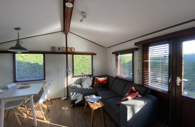 Haantjes vakantiepark terschelling budget bungalow lijsterbes woonkamer