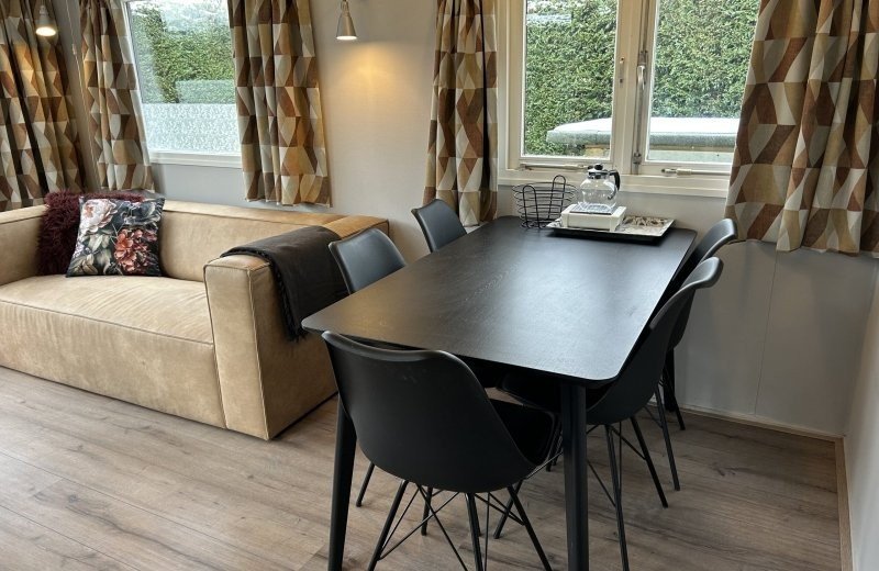 Haantjes vakantiepark terschelling budget bungalow paal 1 eettafel