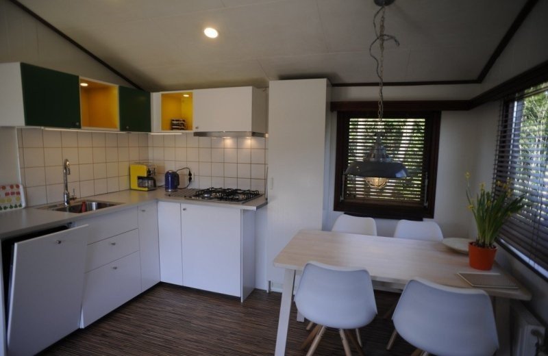 Haantjes Vakantiepark Terschelling Budget bungalow 4 personen Lijsterbes eetkamer keuken